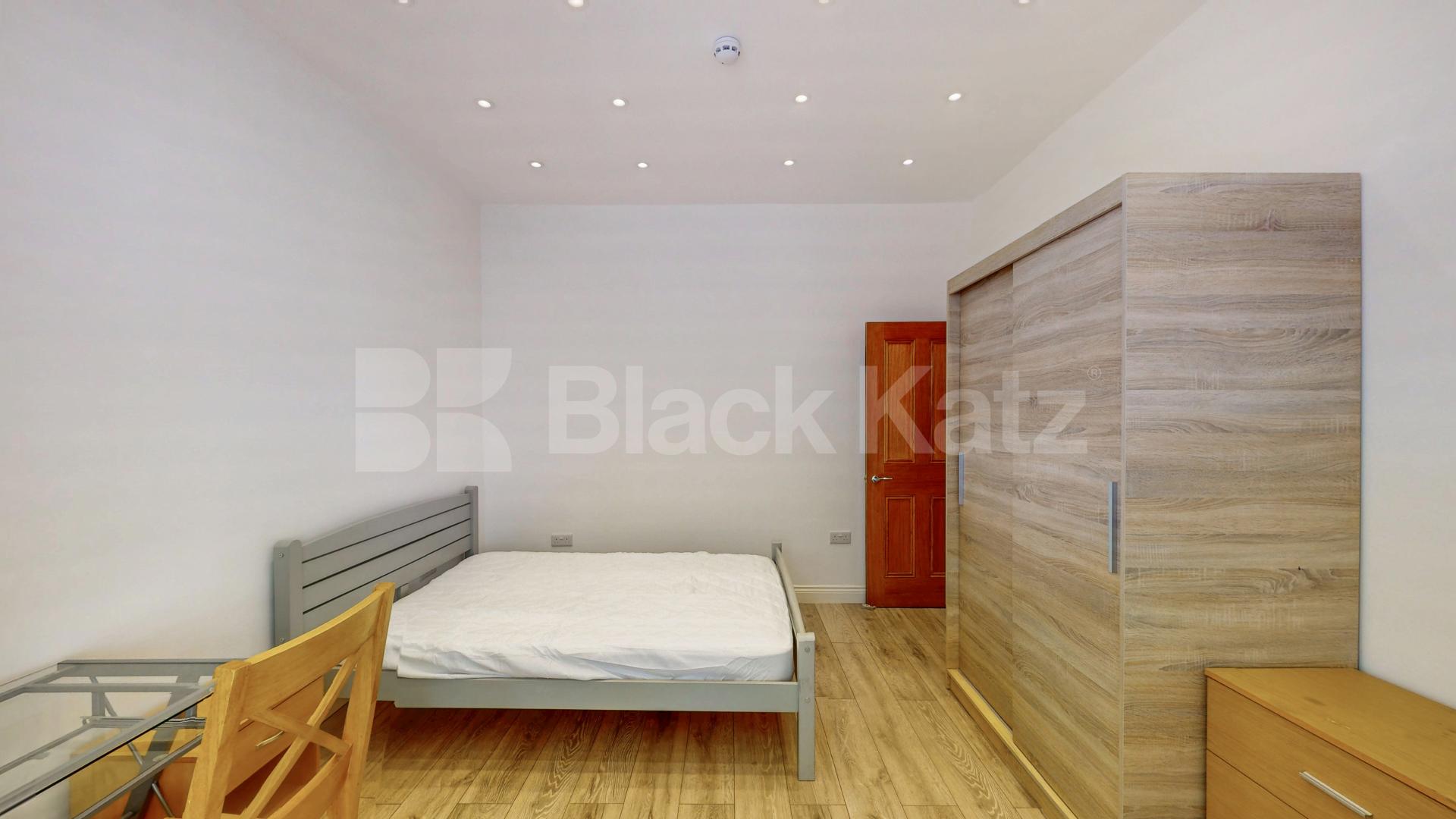 Elegant & Expansive Six Bed 4 Bath Residence with Private Garden in Holloway Mayton Street, Holloway